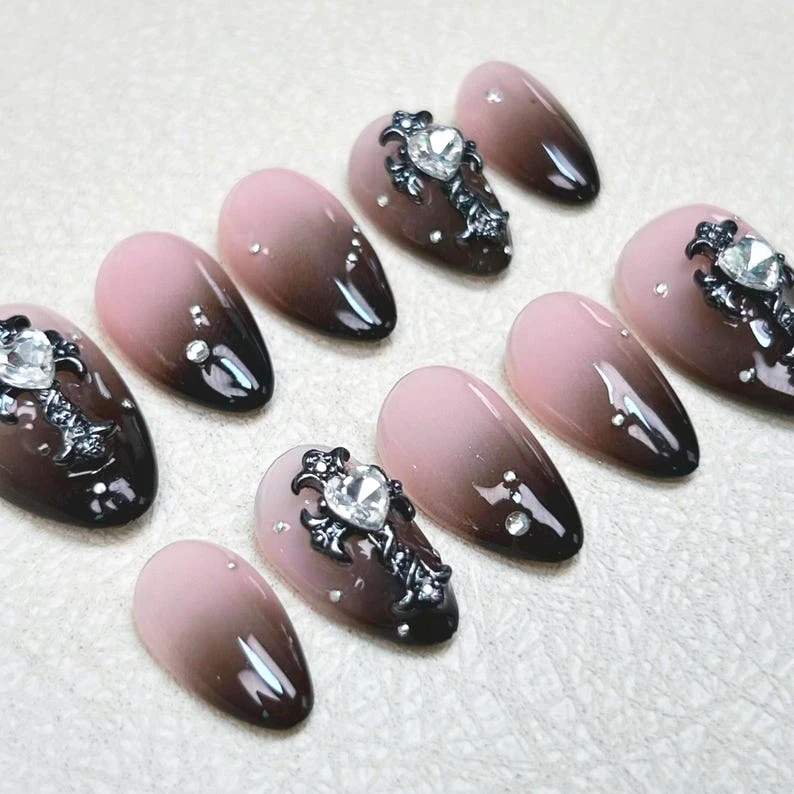 Ongles courts amande rose noir brun mystérieux, ongles cool croix rétro, ongles élégants à usage quotidien, pression sur les ongles, création