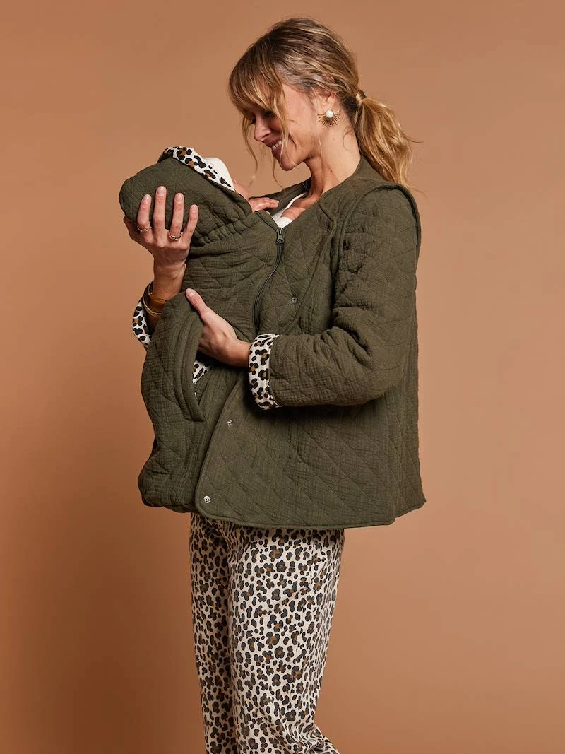 Veste matelassée évolutive avec protège-bébé grossesse et post grossesse en gaze de coton kaki - Envie de Fraise