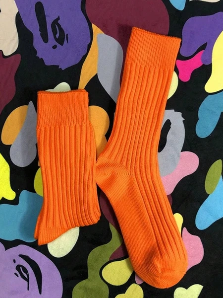1 paire Chaussettes de sport orange à mi-tube, chaussettes hautes jusqu'au genou, pour femmes/hommes, chaussettes de couple, chaussettes d'équipage adaptées au printemps, à l'automne et à l'été, double processus de tricotage, convient aux quatre saisons