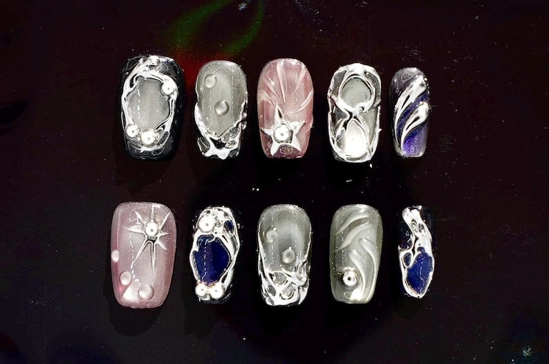 Presse-ongles chromé fait main | Conception personnalisée de perles argentées | Lot de clous carrés courts | Art futuriste des étoiles de la galaxie