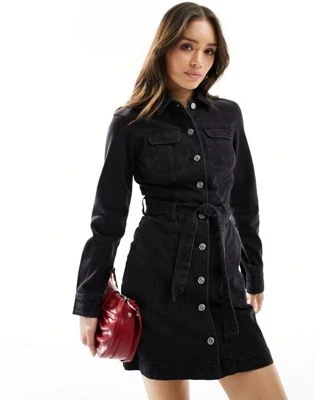 Miss Selfridge - Robe courte en jean à manches longues et col - Noir délavé | ASOS