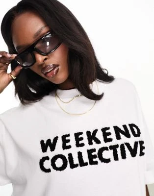 ASOS Weekend Collective - T-shirt oversize avec logo en maille chenille - Blanc