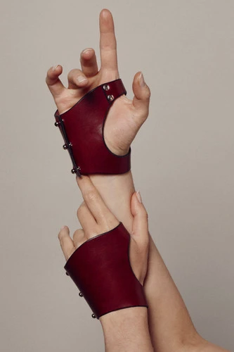Pair of plum Matilde mittens