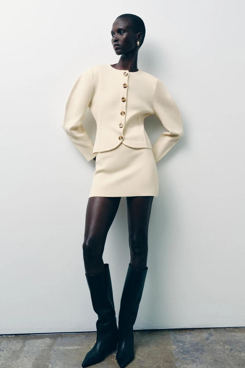 GILET EN MAILLE AJUSTÉ À BOUTONS