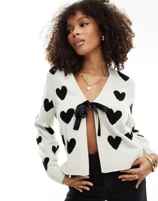 Miss Selfridge - Gilet à motif cœurs avec nœud à l'avant