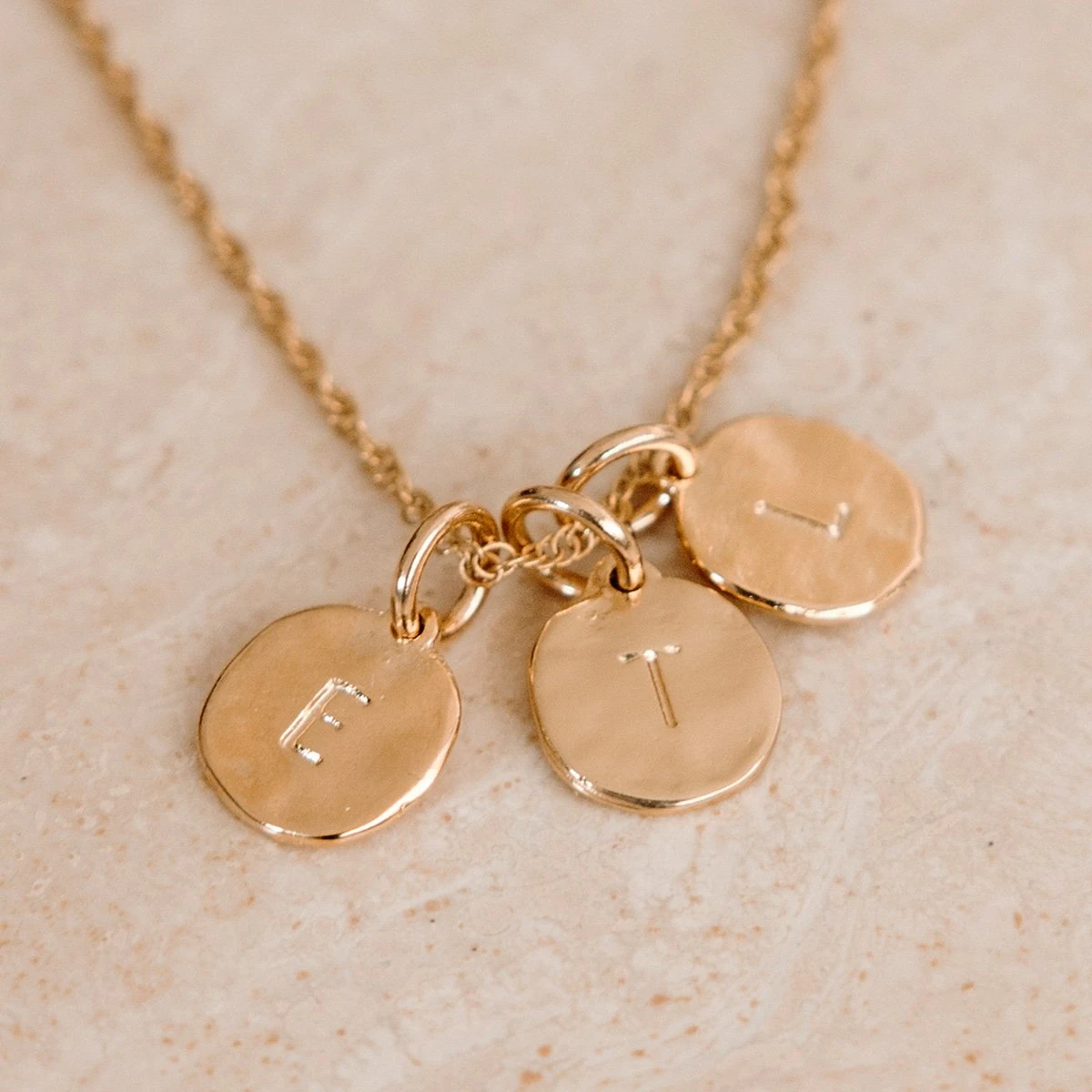 Médaillon Initiale Affaire de Famille - Pendentif lettre doré à l’or fin | Bijou Élégant Personnalisé