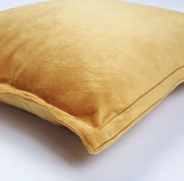 Coussin en velours de coton jaune 40x40 Arthur | Maisons du Monde