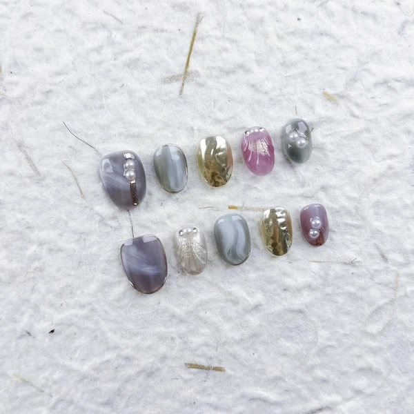 Ongles à presser luxueux courts ovales, marbre gris violet avec dégradés dorés et accents nacrés, faux ongles pour occasions quotidiennes ou formelles