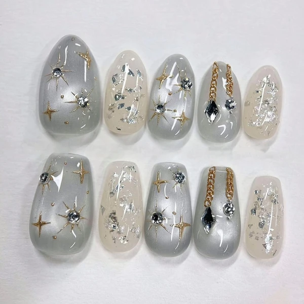 Ongles faits à la main avec étoile pailletée en forme d'oeil de chat : Ongles en gel personnalisés peints à la main