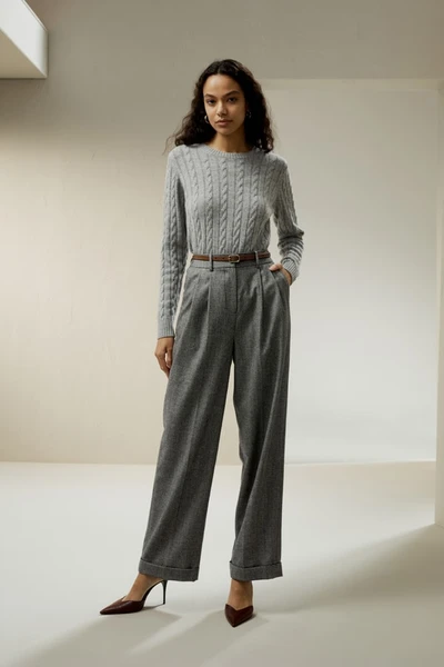 Pull en maille torsadée classique avec bords côtelés