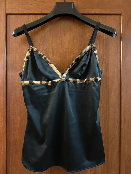Top spalline sottili regolabili, nero con profili animalier e logo D&G in metallo frontale.