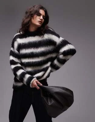 Topshop - Pull coupe masculine oversize en maille duveteuse à rayures - Noir et blanc