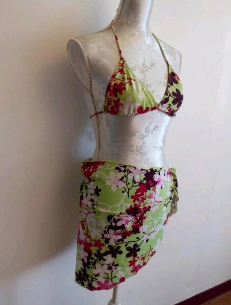 Haut de bikini et pareo motifs fleuris, taille 38