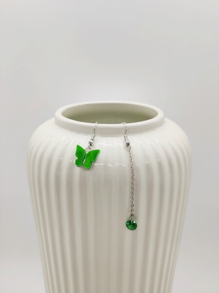 Boucles d'oreilles irrégulières avec papillon vert et pierre en acrylique en suspens