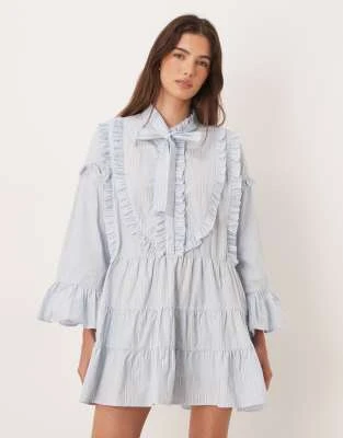 Sister Jane - Dawn - Robe courte en pur coton à fines rayures avec manches cloche et nœud lavallière - Bleu