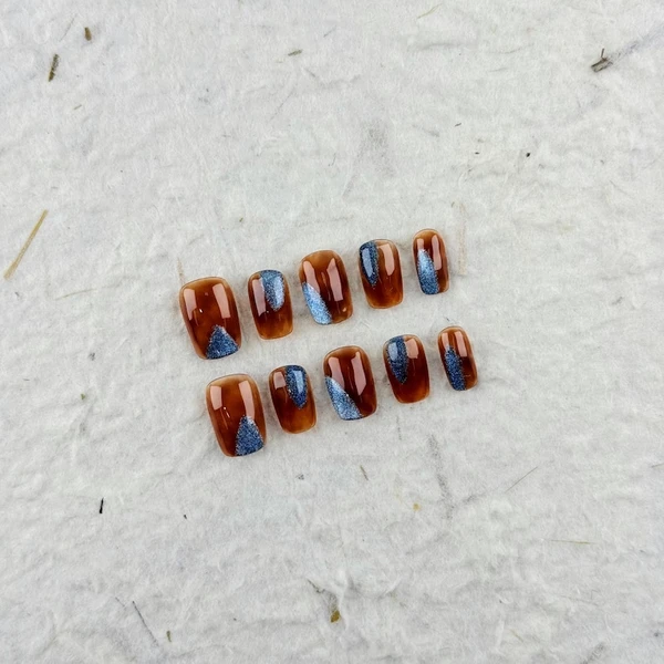 Ongles à presser carrés courts et élégants en brun ambré, avec des touches de bleu, parfaits pour les sorties quotidiennes, faux ongles au style