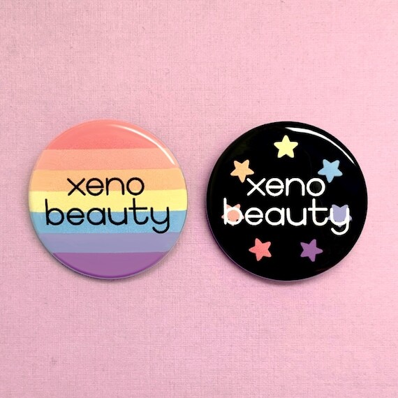 Xeno Beauty Button // Drapeau de la fierté et noir subtil // Xenogender Neopronouns Pride
