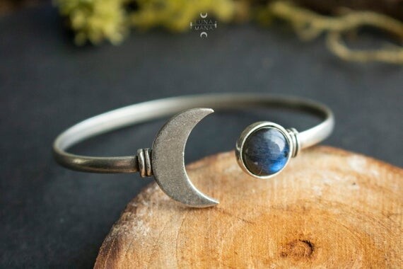 Bracelet manchette Lune et Labradorite naturelle en laiton argenté.