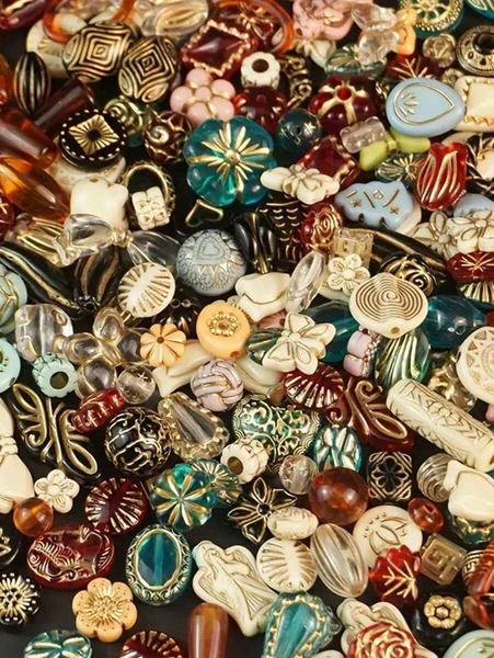 50 g de perles acryliques dorées embossées de style baroque vintage, avec des trous pour la création de bijoux. Idéales pour la fabrication de bijoux et de bracelets DIY, ces perles sont dans un mélange aléatoire de couleurs allant de 8 à 30 mm, avec des designs incluant des papillons, des cœurs et des fleurs, parfaits pour fabriquer des bracelets, des boucles d'oreilles et d'autres artisanats. | Mode en ligne | SHEIN FRANCE