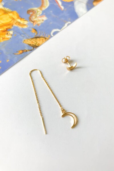 Boucles d’oreilles lune ENFILEUR / Enfile-aiguille du croissant de lune boucles d’oreilles / délicat joaillerie / céleste dépareillées / fête des mères cadeau du jour pour elle