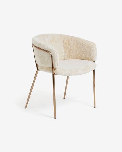 Chaise Runnie en fausse fourrure blanc avec pieds en acier finition cuivré | Kave Home®