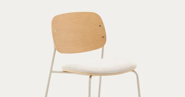 Chaise empilable Meli en contreplaqué de peuplier avec assise en chenille beige et pieds en métal beige FSC Mix Credit | Kave Home®