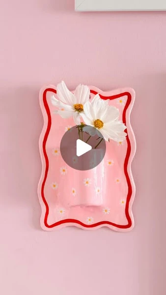 Lydia Rowley sur Instagram: "✨🌸 DIY WALL VASE 🌸✨
•
Wall vases are such a cute addition to a gallery wall and they’re actually pretty simple to make yourself!
•
I used air dry clay, acrylic paint and finished with UV resin! ✨
•
•
•
•
•
#clayplay #wallvase #clayvase #diyvase #clayartist #claysculptures #flowerdecor #flowerdecorations #claysculpture #claylove #recycleandplay #recyclemeplay #recycledhome #upcycledart #gallerywallinspo #diygirl #sustainablecraft #gallerywalldecor #gallerywallart"