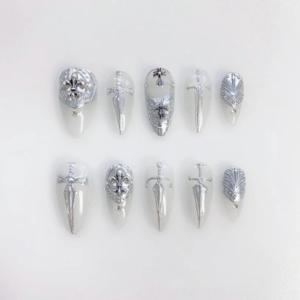 Ongles gothiques chromés 3D argentés, faux ongles courts en amande, ongles blancs, ongles croix, ongles punk, ongles épée, ongles français, ongles