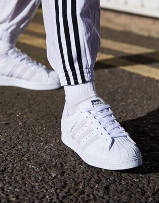 adidas Originals - International Womens Day Superstar - Baskets - Blanc et lilas | ASOS