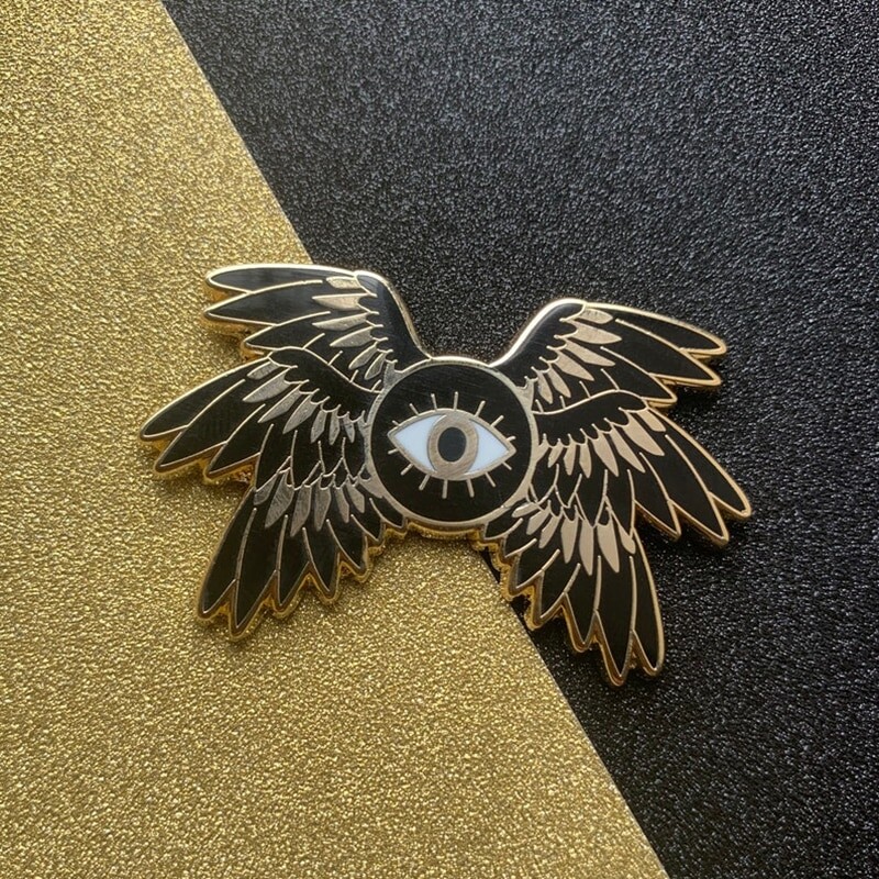 Broche en émail dur avec ailes d'horus Seraph, Badge d'ange du trône de fer, collier à revers pour sac à dos, accessoires de bijoux de fête