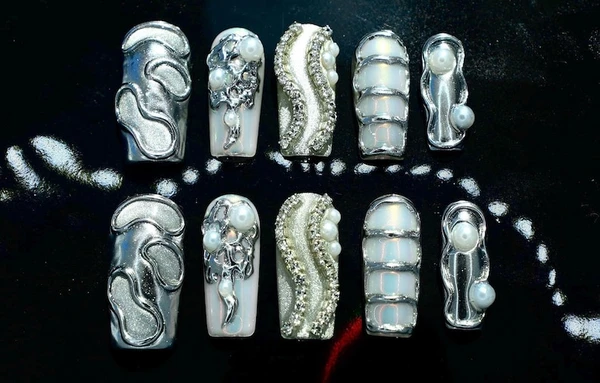 Presse-ongles fait main personnalisé | Design en métal liquide chromé argenté | Ongles de luxe 3D en strass perlé | Ongles cyberpunk gothiques