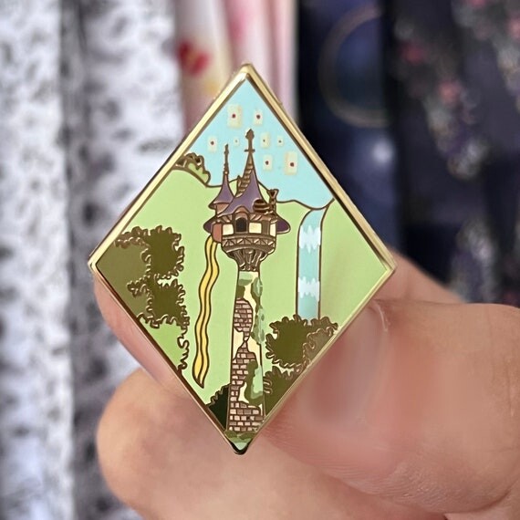 Tour secrète Épingle en émail