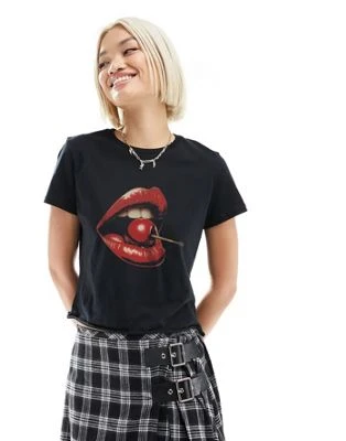 ASOS DESIGN - T-shirt effet rétréci à imprimé lèvres et cerise - Noir
