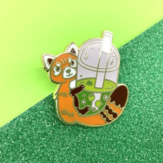 Pins Panda roux qui tient un bubble tea - Panda roux Badge émaillé doré