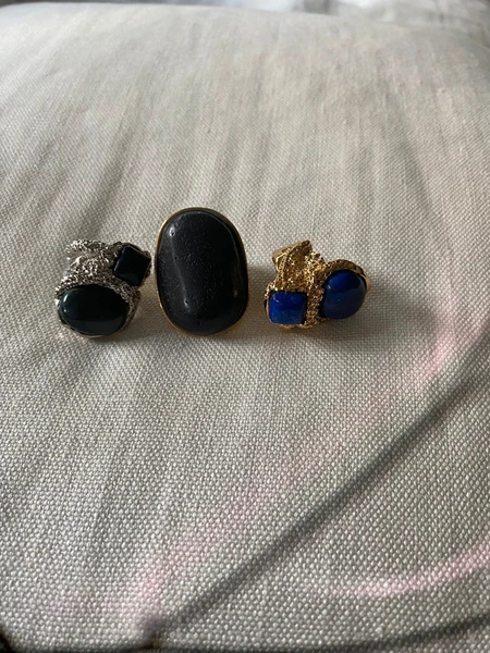 Anillos en negro y en azul.