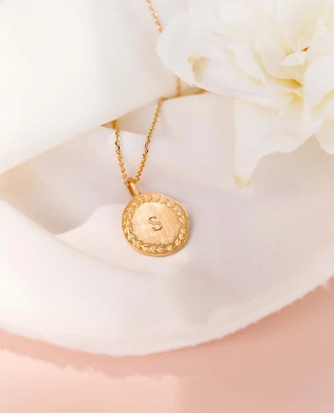 Collier personnalisé couronne initiale or brossé