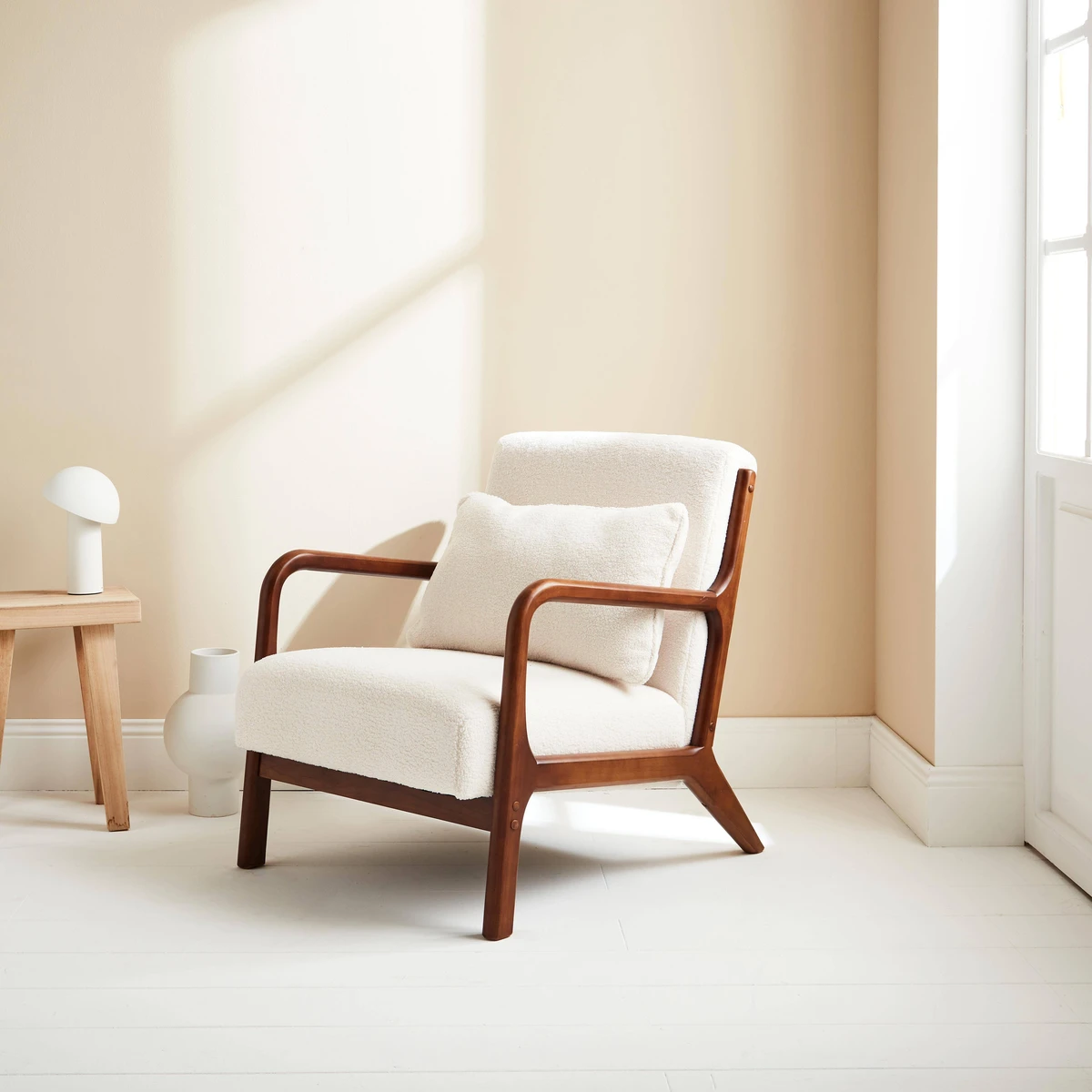 Fauteuil scandinave bouclettes et bois d'hévéa teinté noyer clair