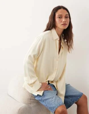 Miss Selfridge - Chemise oversize boutonnée en satin - Babeurre