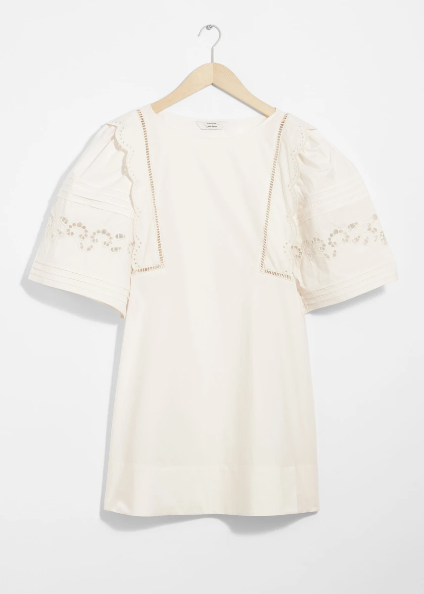 Robe courte festonnée