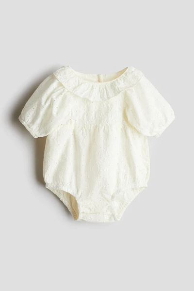 Barboteuse avec broderie anglaise