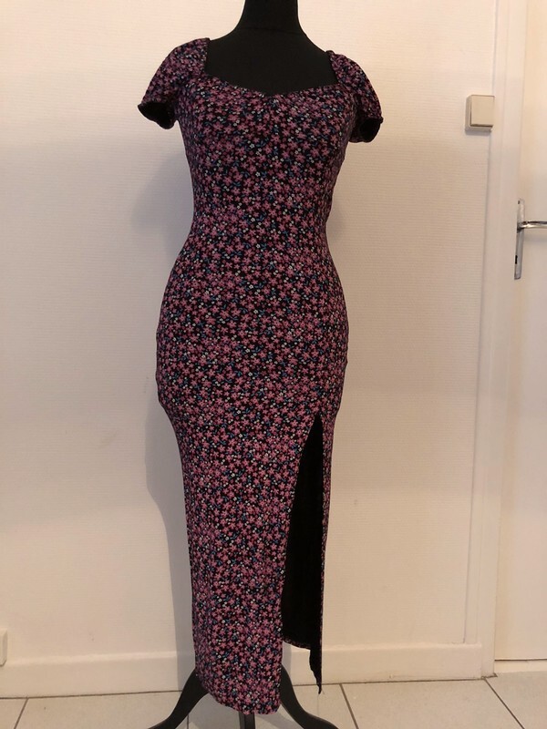 Robe moulante fendue à fleur 34
