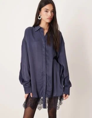 ASOS DESIGN - Robe-chemise courte en satin avec ourlet arrondi asymétrique - Bleu marine profond