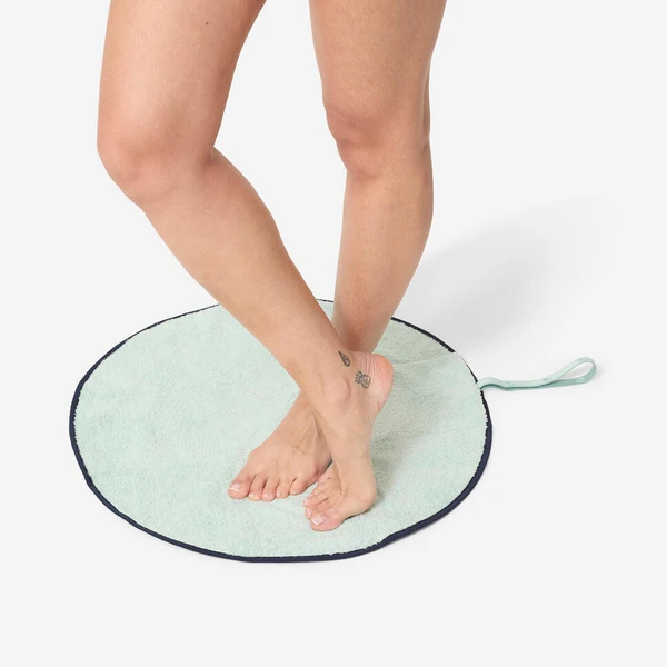 Serviette pieds bi face en microfibre douce vert clair diamètre 60 cm