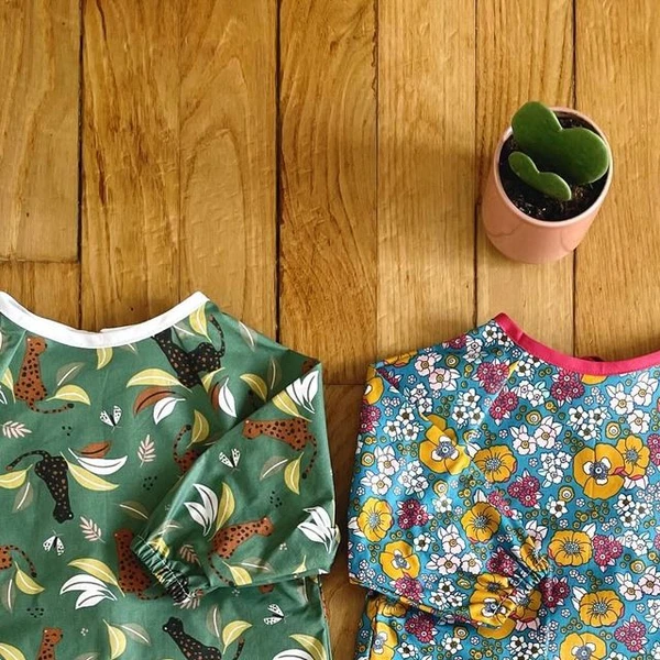 𝘔𝘦𝘭𝘭𝘦 𝘴’𝘦𝘯 𝘔ê𝘭𝘦 sur Instagram: "Bavoirs manches longues.
.
Un nouveau cadeau pour les jumeaux Marceau et Léonie, d’adorables bavoirs manches longues personnalisés avec leurs prénoms.
Un accessoire très utile pour protéger bébé le temps du repas.
Merci à @marionlast pour sa confiance et son choix de tissus tout en couleur 🌈.
Et une nouvelle fois toutes mes félicitations à @melpauj et Sylvain ♥️
.
.
✎ Patron : gratuit, blog « les chats maille rient »
✄ Tissus : @mondialtissus @mondial.tissus.contact
Ⓒ Personnalisation : @cricut @cricut_fr
.
.
#mellesenmele#cadeaunaissance #cadeaunaissancepersonnalisé #bebe #repasbebe #bavoir #bavoirpersonnalisé #bavoirtablier #puericulture #bib #baby #twins #twinsbaby #jumeaux #matchymatchy #couture #coutureaddict #couturedebutant #passioncouture #jaimecoudre #instacouture #sewing #sewingaddict #sew #sewingproject #sewingpattern #instasew #instasewing"