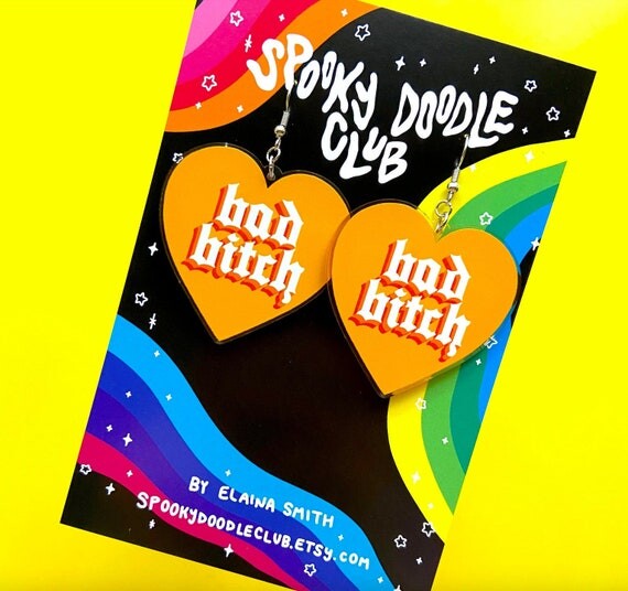 BAD BITCH EARRINGS - Boucles d’oreilles en acrylique Spooky Doodle Club (2 pouces)