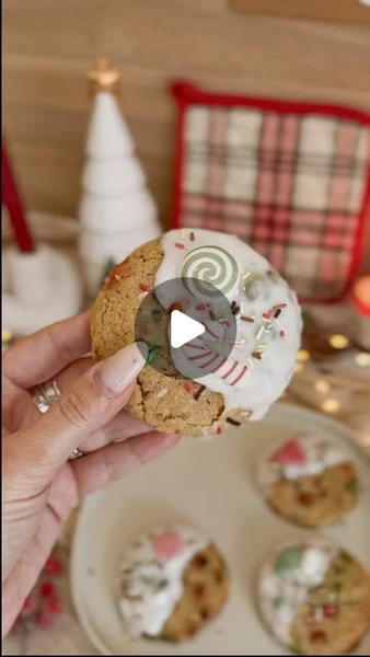 𝐉𝐞𝐬𝐬𝐢𝐜𝐚 🍋 sur Instagram: "Tu veux connaître l’ingrédient secret pour réussir les cookies… 🍪✨
Ceux qui sont moelleux au centre, croustillants sur les bords,
et qui rappellent les goûters d’enfance chez mamie ? 🤎
La recette arrive …. mais garde bien la fin 👇
Parce que l’ingrédient qui change tout, le vrai twist magique…
🤫 c’est le beurre noisette
Une odeur de noisette, un goût plus profond… un bonheur..
Tu l’avais deviné ?
Recette:
• 225 g de beurre salé (qui réduira à environ 190 g après cuisson façon beurre noisette)
•	1 à 4 c. à café d’eau, à température ambiante (si besoin pour ajuster la pâte)
•	135 g de sucre en poudre
•	100 g de sucre roux
•	1 gros œuf
•	248 g de farine
• pépites de chocolat noir
•	M&M’s version Noël
Et pour le glaçage 🍦
• 200gr de sucre glace
• Un blanc d’œuf
• Du jus de citron
Qui va tester ces Christmas Cookies ? 🎄🍪
Recette à refaire avec vos enfants, un vrai petit moment de magie. ✨
#christmascake #christmascookie #recettenoel #cookielover #ideereel #christmasvibes #recettegourmande #noelmaison #christmascooking
Enregistre pour la reproduire"