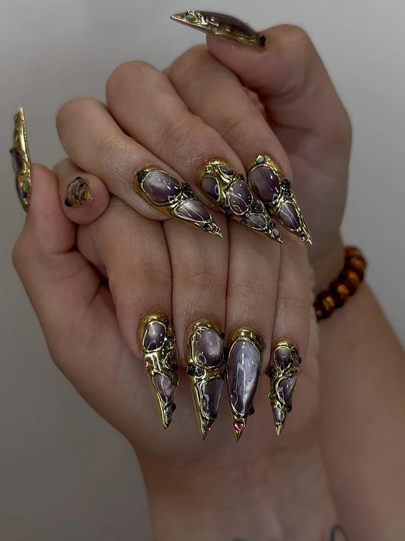 Presse de pierres précieuses de luxe sur les ongles | Décoration d'ongles 3D en pierre de cristal | Faux ongles élégants avec cadre doré |