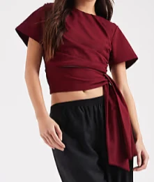 ASOS DESIGN - T-shirt crop top à épaulettes et lien à nouer sur le côté de la taille - Lie-de-vin