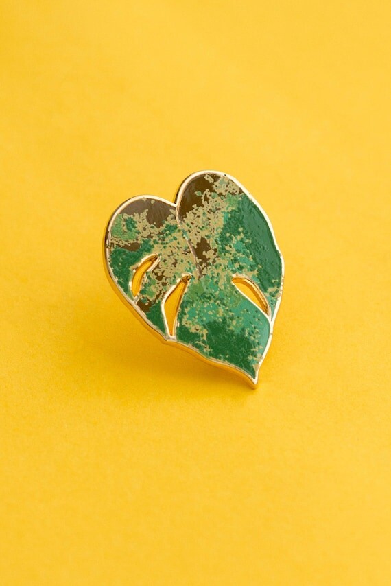 Épingle en émail Monstera, Cadeau Monstera, Épingle pour amoureux des fleurs, Badge Monstera, Épingle à broche Monstera, Accessoire botanique, Épingle à sac à dos