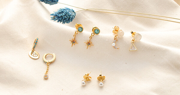 Mini Boucles d'oreilles avec zircons colorés et médaille zodiaque signe poisson - Perles & Co
